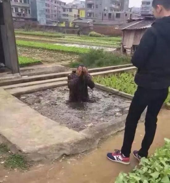 不忍直视！广西一偷狗贼被抓 双手抱头被浸粪池