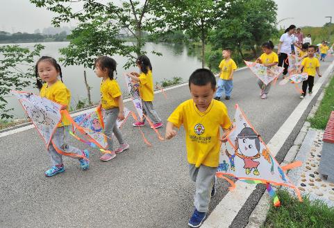 幼儿园前的敬礼爷爷 18年坚持给孩子问好