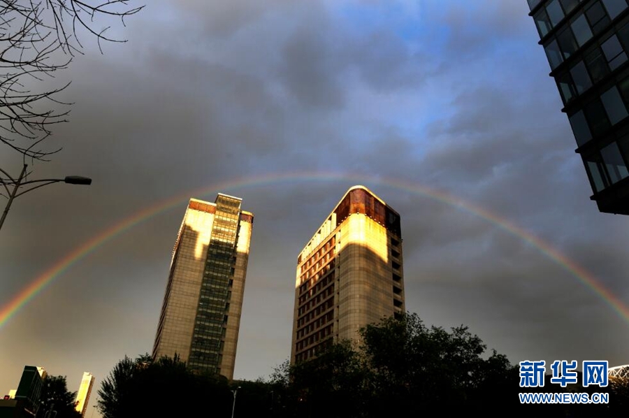 沈阳：雨后彩虹当空