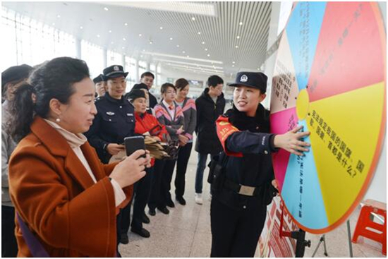 （供稿 社会广角列表 三吴大地南京 移动版）南京火车站开展趣味普法活动