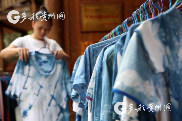 （旅游）黎平肇兴侗寨侗品源织染香绣——中外游客的最爱