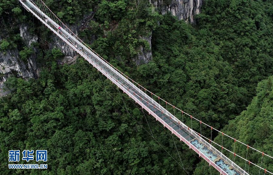 玻璃桥上赏风景