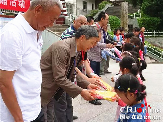 【社会民生】重庆红十字会：博爱助学活动为贫困学生送祝福