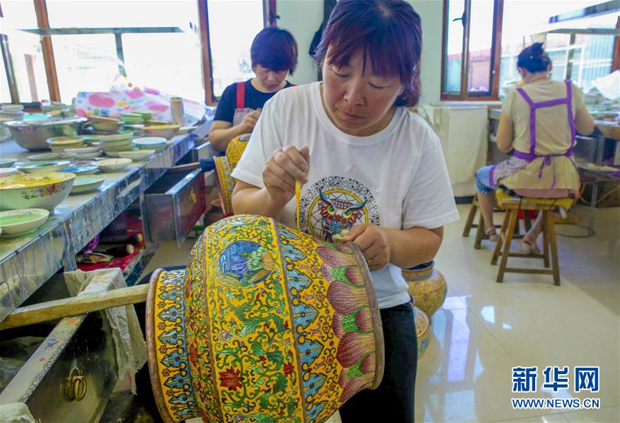 河北饶阳：景泰蓝助推妇女就业