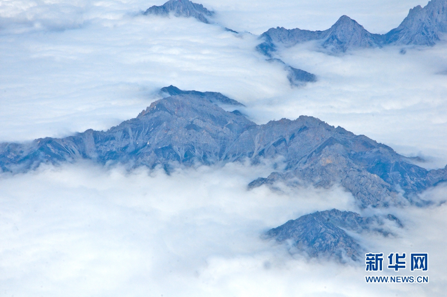 甘肃：空中鸟瞰高楼山 云雾缭绕若仙境