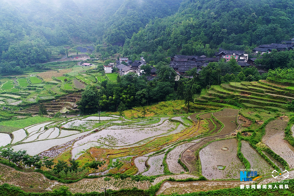 航拍重庆雾中古村落 古桥流水慢时光