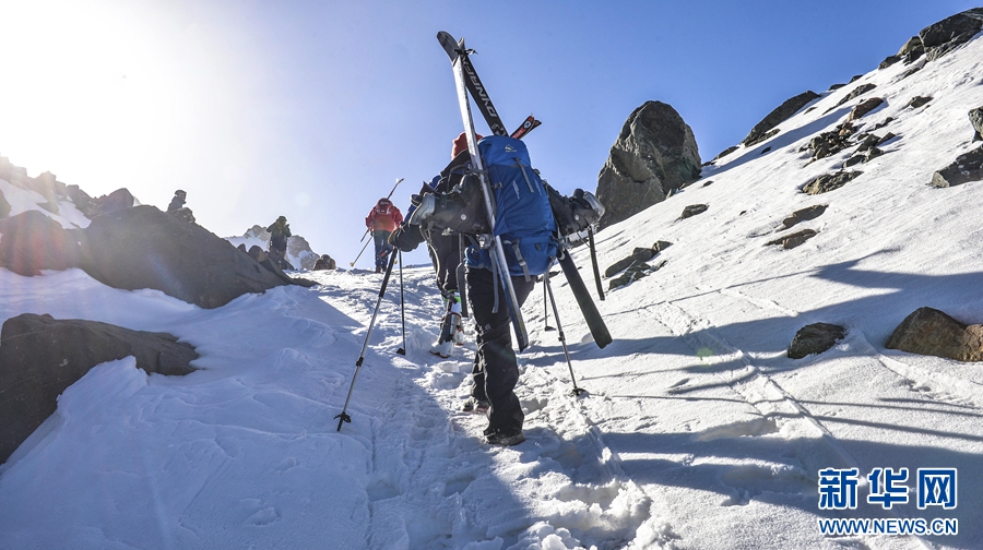 青海岗什卡世界滑雪登山大师赛：海拔4500米的对决