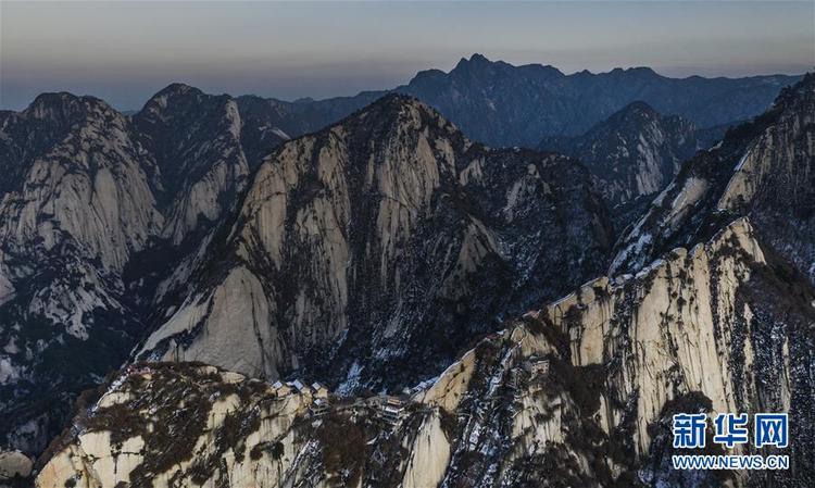 晚霞中的西岳华山