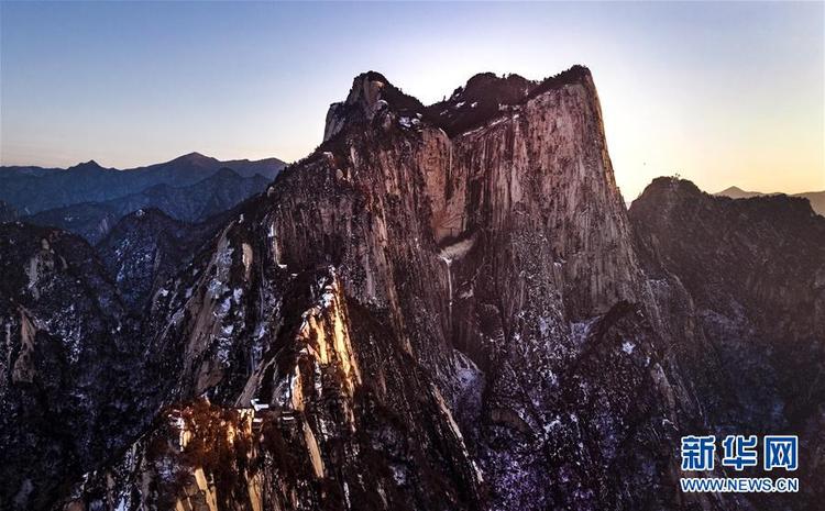 晚霞中的西岳华山