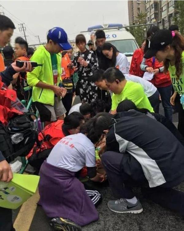 厦门半程马拉松赛组委会：2人猝死 另有8人住院