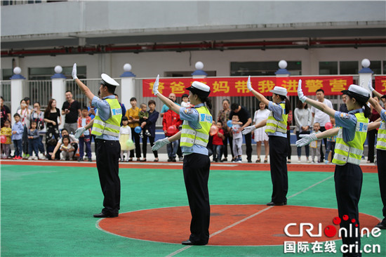 【法制安全】重庆江津警方举办“警营开放日”活动【内容页标题】重庆江津警方举办“警营开放日”活动 警爸警妈带孩子进警营