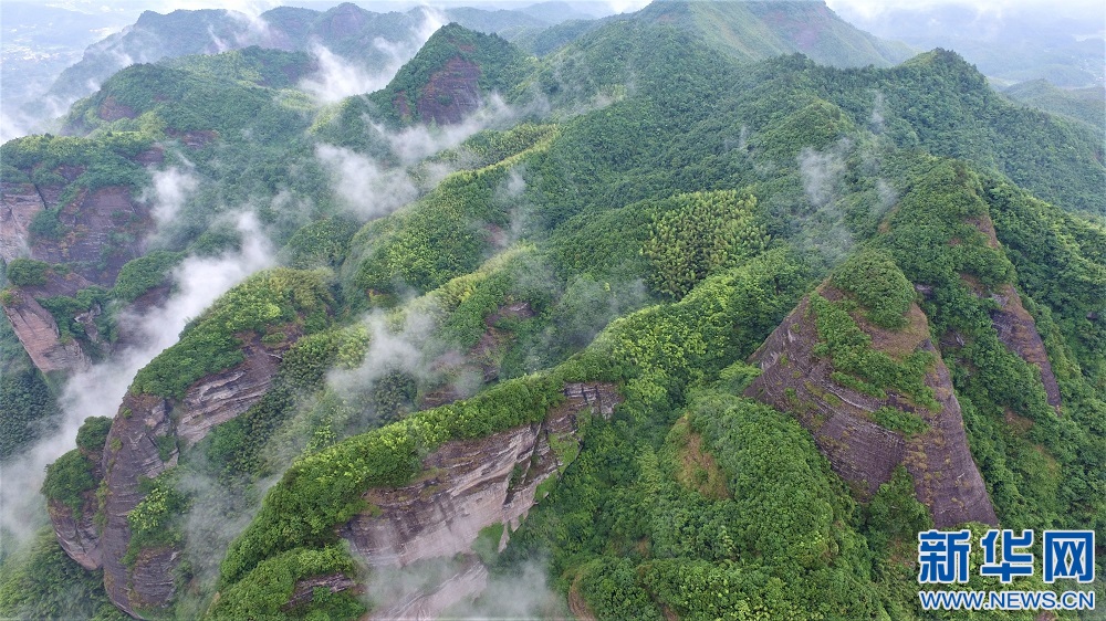 云中画卷 航拍雨后南武当云雾缭绕