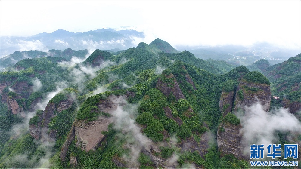 云中画卷 航拍雨后南武当云雾缭绕