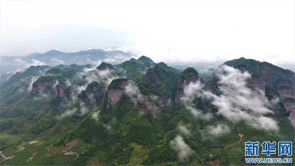 云中画卷 航拍雨后南武当云雾缭绕