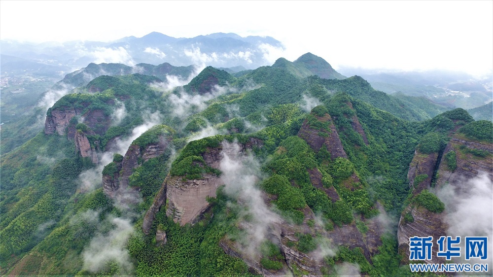 云中画卷 航拍雨后南武当云雾缭绕