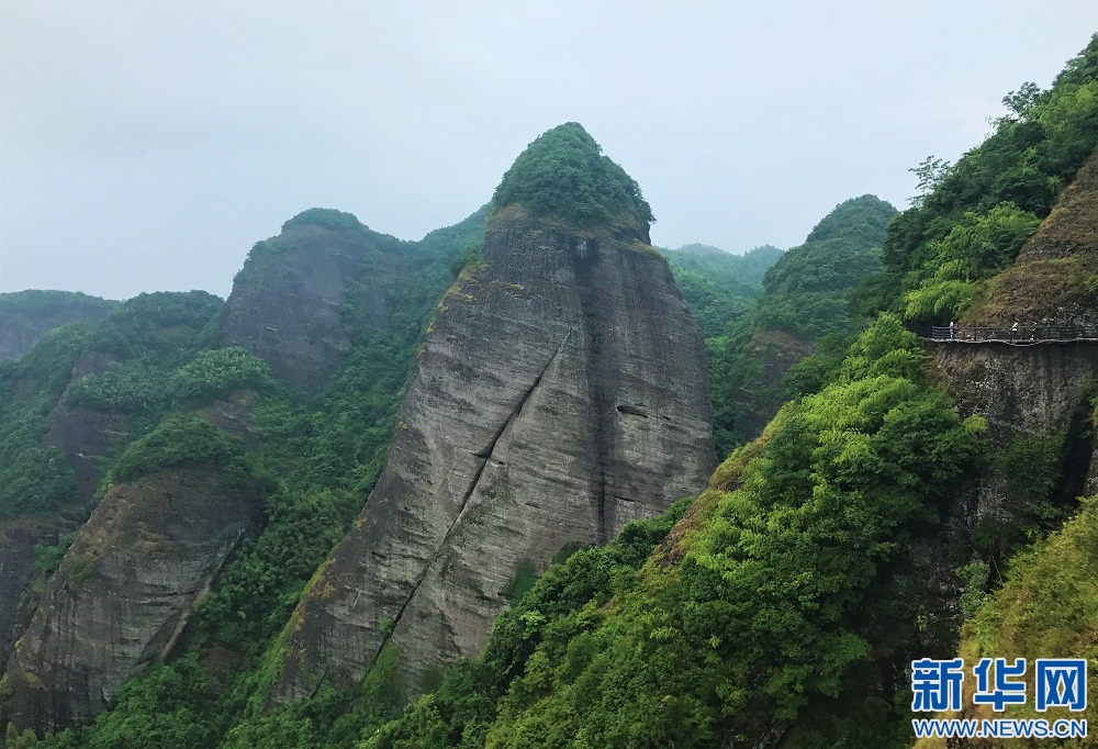 云中画卷 航拍雨后南武当云雾缭绕