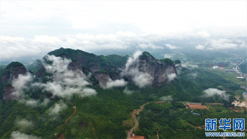 云中画卷 航拍雨后南武当云雾缭绕