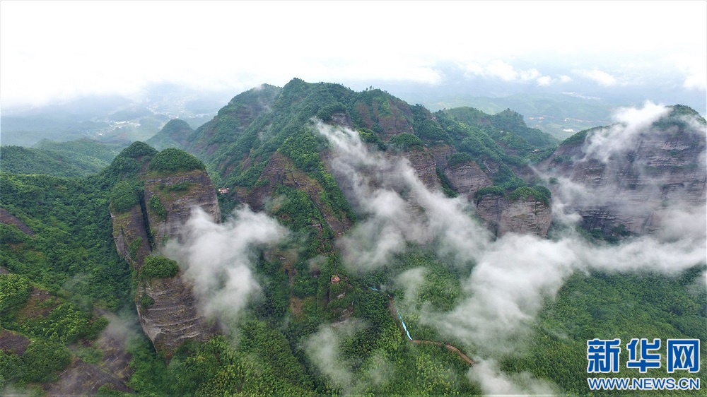 云中画卷 航拍雨后南武当云雾缭绕