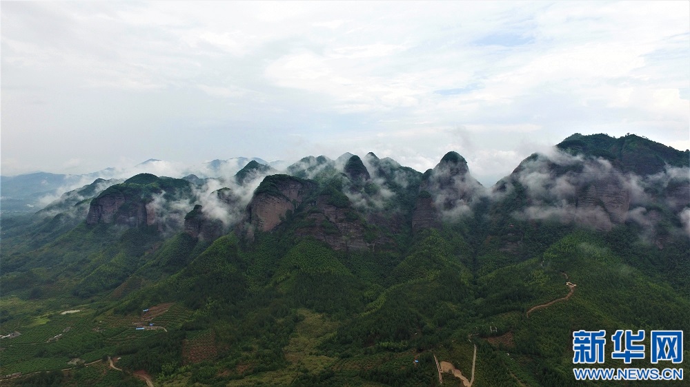 云中画卷 航拍雨后南武当云雾缭绕