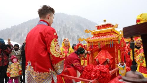 冰天雪地“拜天地” 10对新人在雪乡成婚