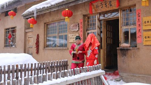 冰天雪地“拜天地” 10对新人在雪乡成婚