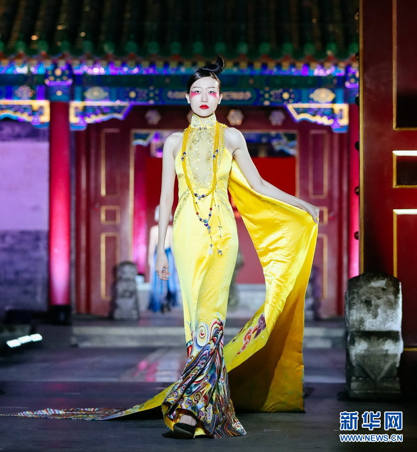 古典与现代美学的时空融合：恭王府上演“非遗服饰秀”