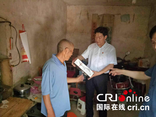 【河南供稿】郏县财政局献爱心 帮助贫困户实现“小心愿”