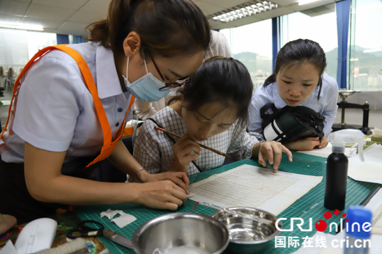 民众体验古籍修复技艺 加强文化遗产关注度