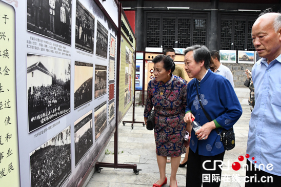 贵州织金：历史档案进社区看改革开放40年发展