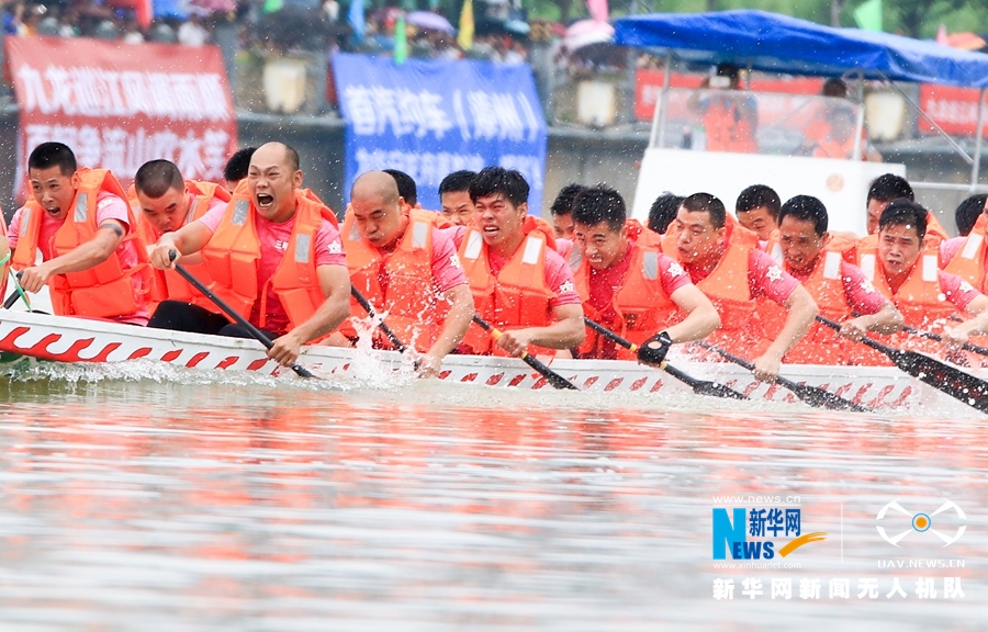 福建华安：九龙江上龙舟竞渡