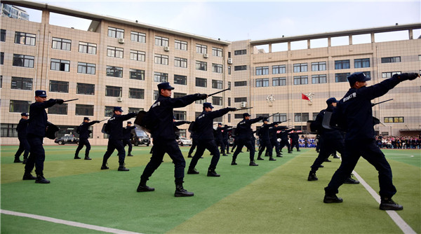 大连警方组织开展“护校安园”校园安全演练