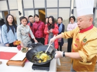 下塘挖野藕 比拼做藕宴 美食达人荷塘边“藕遇”东湖