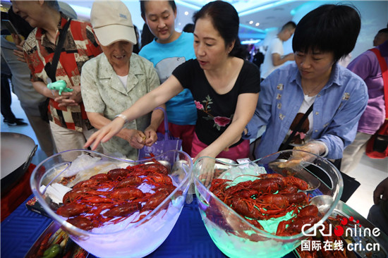 （供稿 文体列表 三吴大地南京 移动版）苑琼丹徐申东携《泡菜爱上小龙虾》空降南京