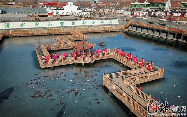 乡村垃圾坑“变身”水上公园