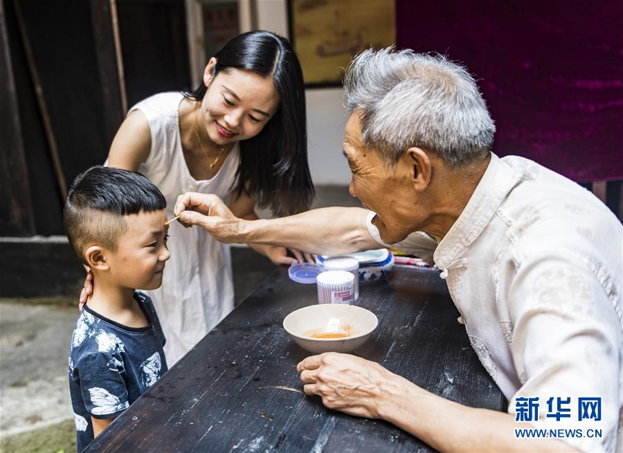 湖北：民俗体验迎端午