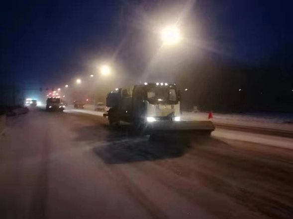 【黑龙江】【供稿】以雪为令 哈尔滨市平房区清雪大军连夜奋战清冰雪