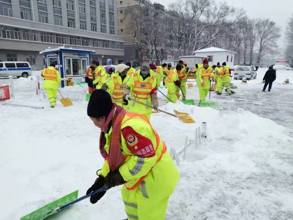 【黑龙江】【供稿】以雪为令 哈尔滨市平房区清雪大军连夜奋战清冰雪