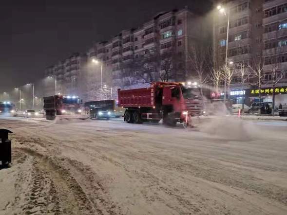 【黑龙江】【供稿】以雪为令 哈尔滨市平房区清雪大军连夜奋战清冰雪