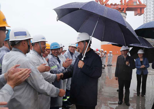 【独家V观】习近平冒雨考察海洋工程设备制造基地