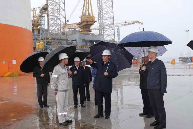 【独家V观】习近平冒雨考察海洋工程设备制造基地