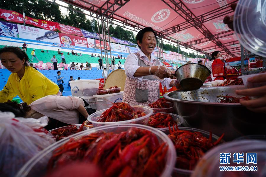 江苏盱眙：5万人共享“龙虾宴”