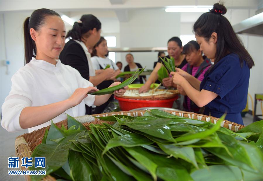 湖北宣恩：安置点新居迎端午