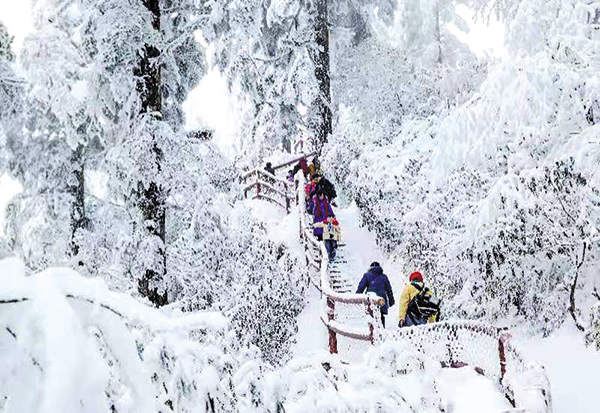 亚洲第一桌山瓦屋山冰雪嘉年华邀你来撒欢