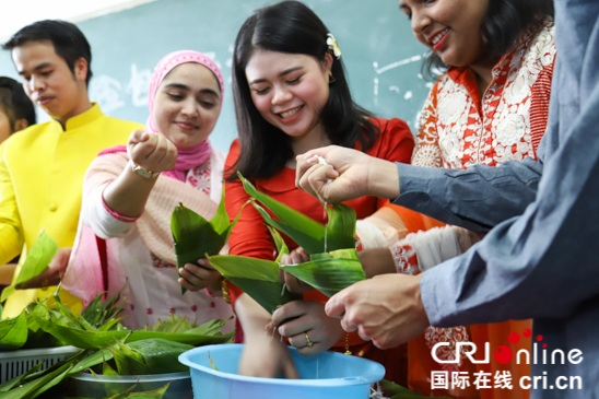 贵州高校:留学生学包粽子体验端午民俗