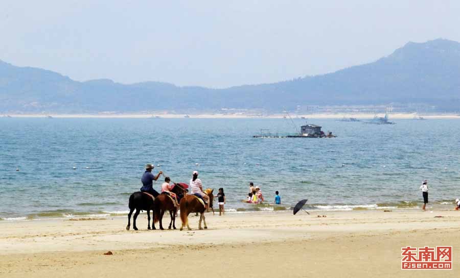 东山岛：天蓝水碧海湾美