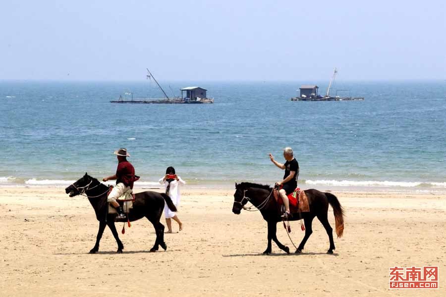 东山岛：天蓝水碧海湾美