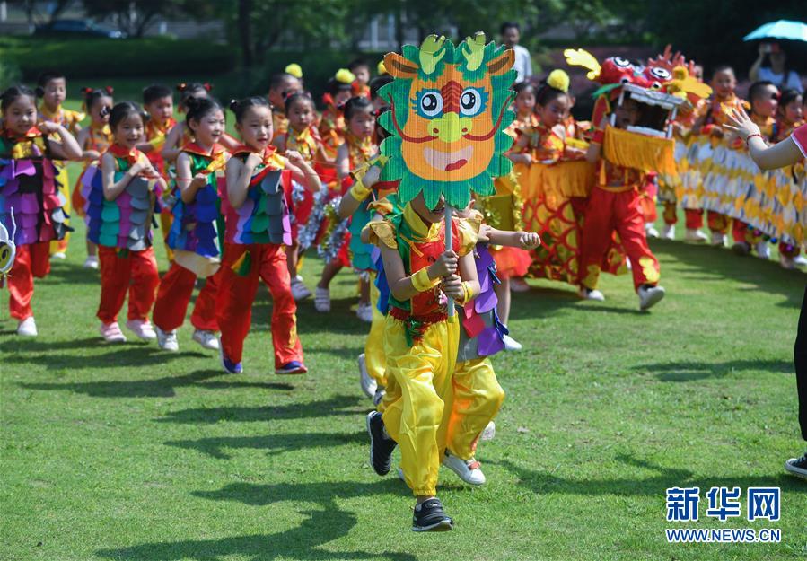 浙江：“划龙舟 挂香囊”迎端午