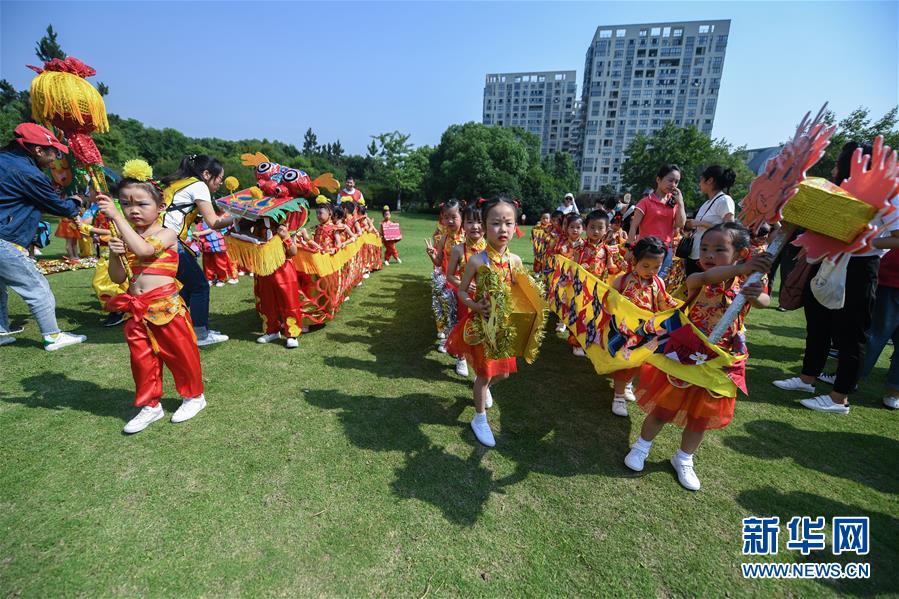 浙江：“划龙舟 挂香囊”迎端午