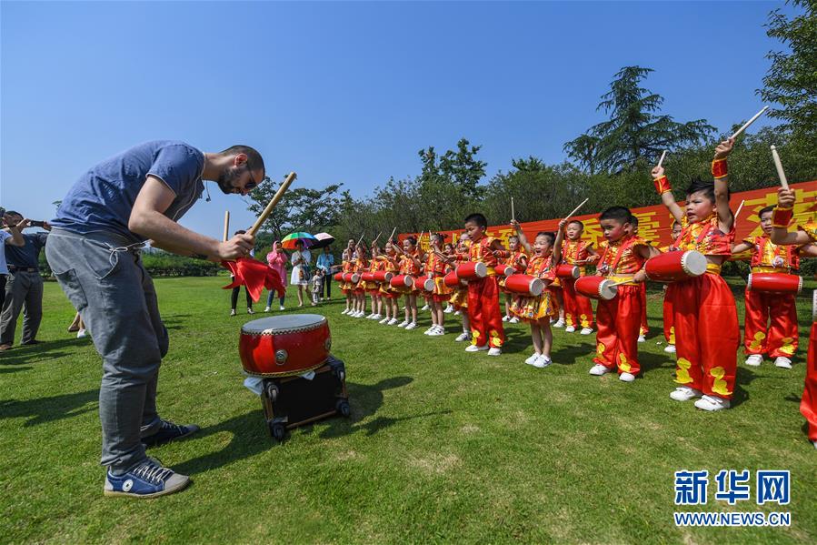 浙江：“划龙舟 挂香囊”迎端午