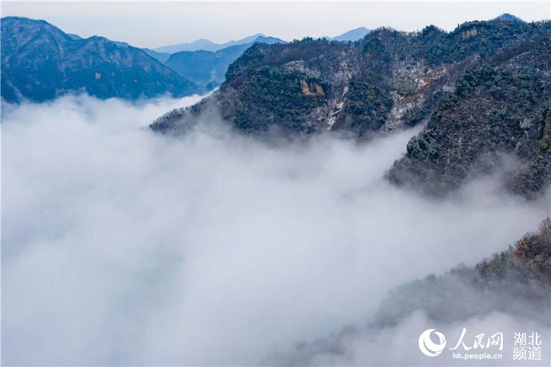 湖北保康：梦幻云雾绕群山 雪后山乡如画境